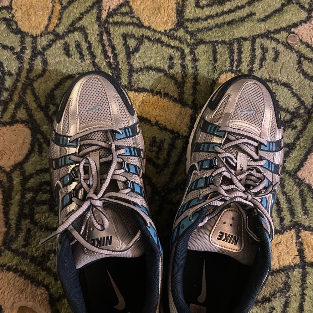 Nike Men's Silver and Blue Athletic Shoes
